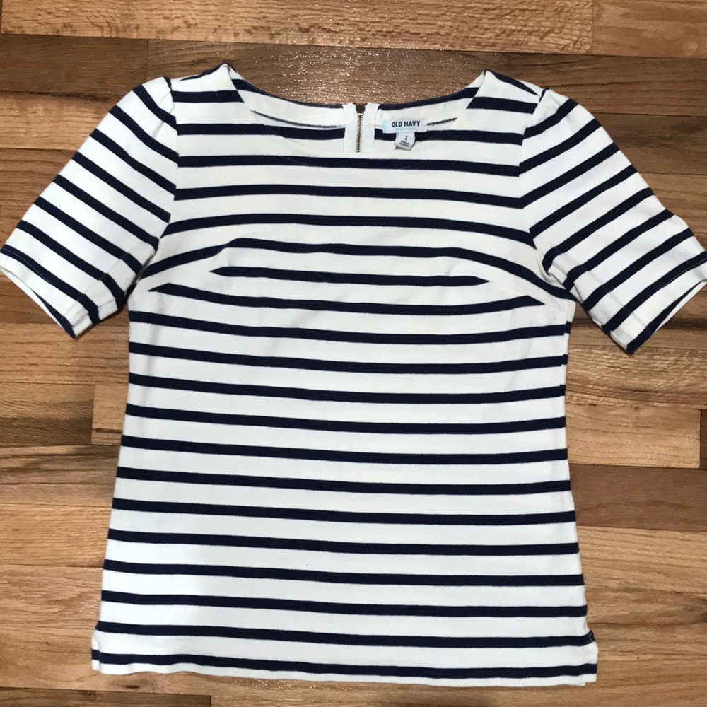 ONavy blue and white stripped short sleeve